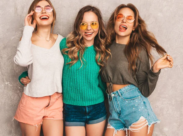 Trois Jeunes Belles Filles Souriantes Magnifiques Dans Des Vêtements Tendance — Photo