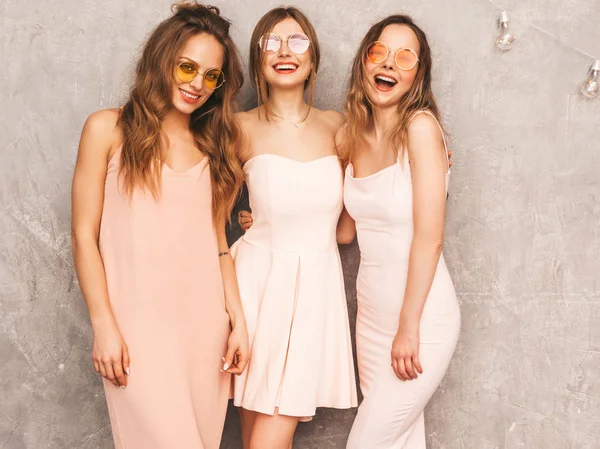 Három Fiatal Szép Mosolygó Hipster Lányok Trendi Nyári Fény Rózsaszín — Stock Fotó