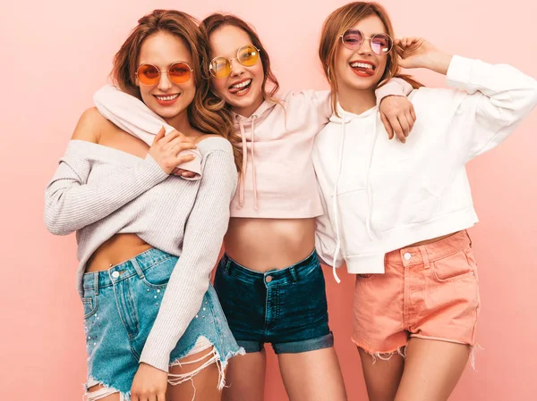 Drie Jonge Mooie Lachende Hipster Meisjes Trendy Zomer Hipster Kleren — Stockfoto