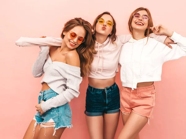 Drie Jonge Mooie Lachende Hipster Meisjes Trendy Zomer Hipster Kleren — Stockfoto