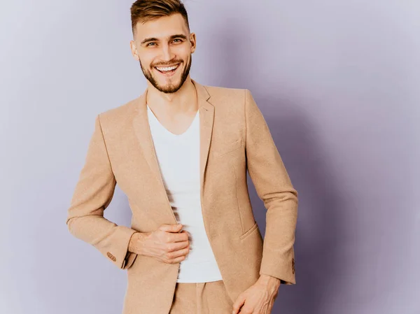 Retrato Bonito Sorriso Hipster Lumbersexual Empresário Modelo Vestindo Terno Bege — Fotografia de Stock