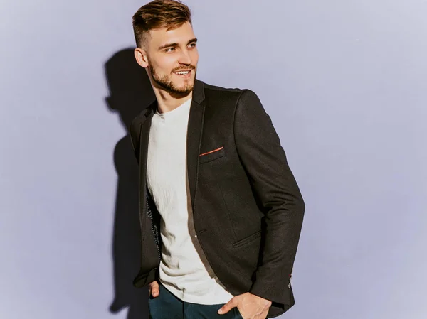 Porträt Eines Gutaussehenden Lächelnden Hipster Geschäftsmann Models Lässigem Schwarzen Anzug — Stockfoto