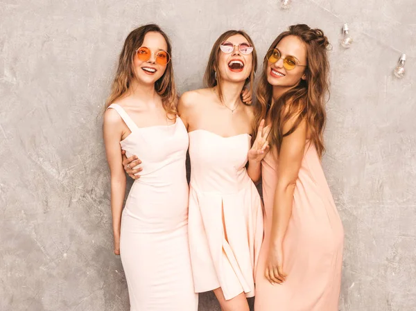 Drei Junge Schöne Lächelnde Hipster Mädchen Trendigen Sommerlichen Hellrosa Kleidern — Stockfoto