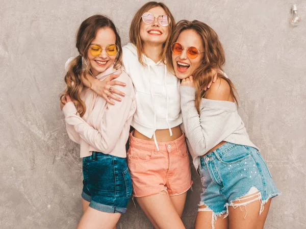 Три Молодих Красивих Усміхнених Дівчаток Хіпстерів Модному Літньому Спортивному Одязі — стокове фото