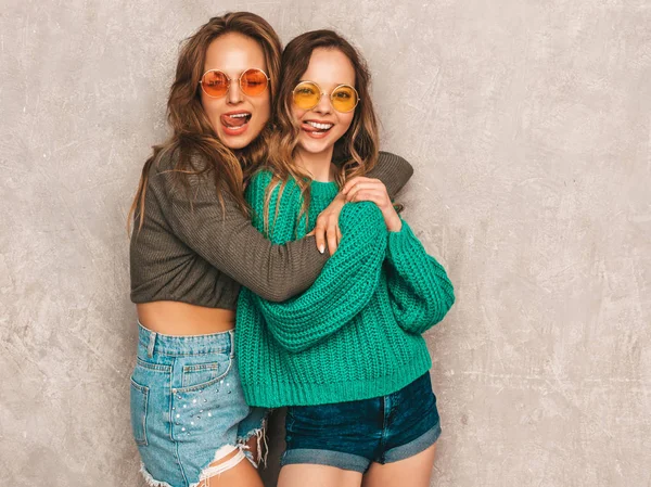 Dos Jóvenes Hermosas Sonrientes Chicas Hermosas Ropa Hipster Moda Verano —  Fotos de Stock