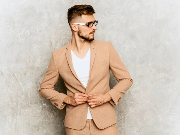 Retrato Bonito Sorriso Hipster Lumbersexual Empresário Modelo Vestindo Terno Bege — Fotografia de Stock