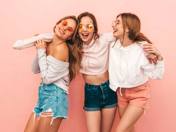Três Jovens Bonitas Meninas Hipster Sorridentes Roupas Hipster Verão Moda — Fotografia de Stock