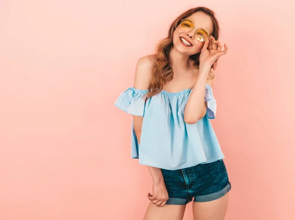 Porträt Des Schönen Lächelnden Süßen Modells Mit Runder Sonnenbrille Mädchen — Stockfoto
