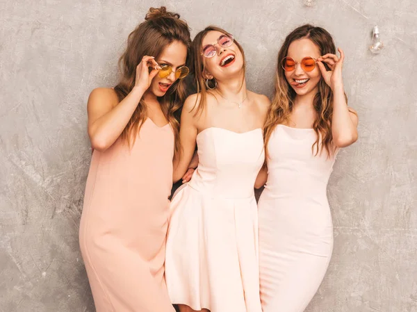 Három Fiatal Szép Mosolygó Hipster Lányok Trendi Nyári Fény Rózsaszín — Stock Fotó