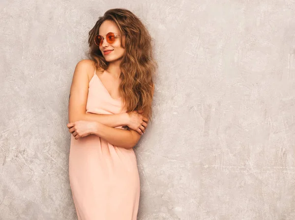 Retrato Jovem Bonita Menina Hipster Sorridente Verão Moderno Vestido Rosa — Fotografia de Stock