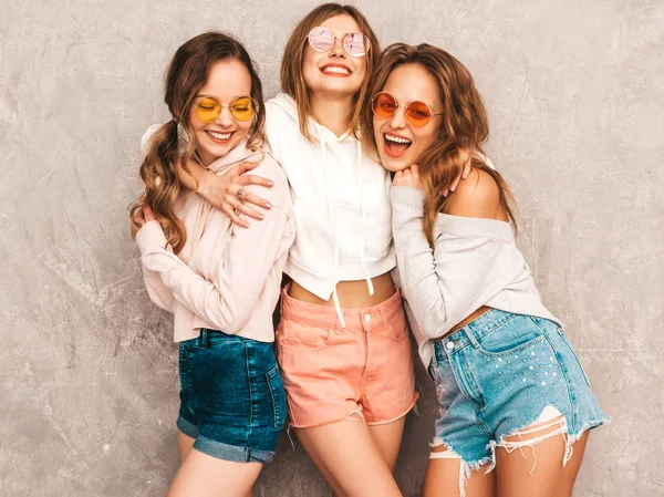 Tres Jóvenes Hermosas Chicas Hipster Sonrientes Ropa Deportiva Verano Moda —  Fotos de Stock