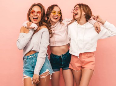 Üç genç güzel gülümseyen hippi kız trendy yaz hipster giysileri. Seksi kaygısız kadınlar, pembe arka plan poz. Olumlu modelleri eğleniyor