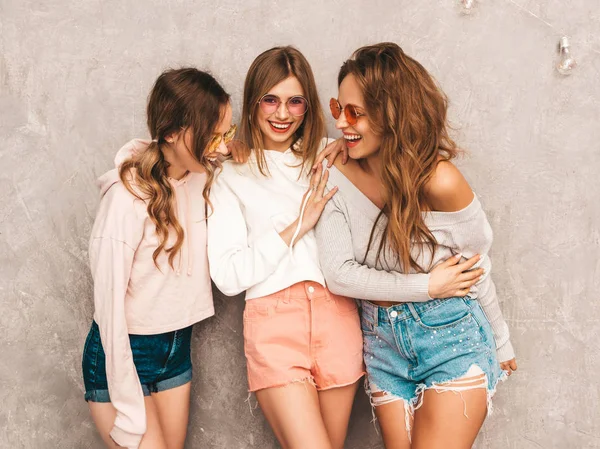 Tres Jóvenes Hermosas Chicas Hipster Sonrientes Ropa Deportiva Verano Moda —  Fotos de Stock