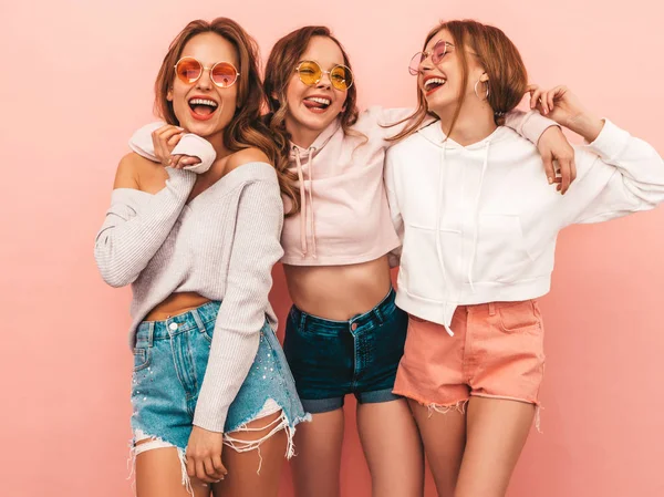 Tres Jóvenes Hermosas Chicas Hipster Sonrientes Ropa Hipster Verano Moda —  Fotos de Stock