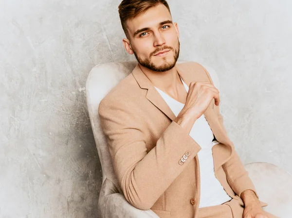 Retrato Bonito Sorriso Hipster Lumbersexual Empresário Modelo Vestindo Terno Bege — Fotografia de Stock