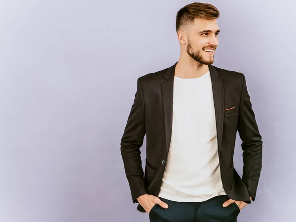 Retrato Bonito Sorriso Hipster Lumbersexual Empresário Modelo Vestindo Terno Preto — Fotografia de Stock