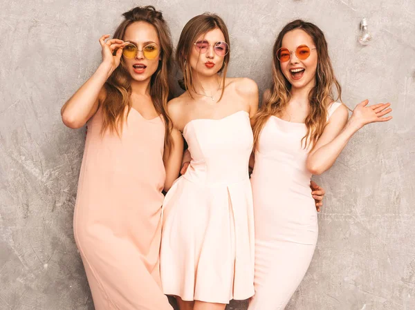 Trois Jeunes Belles Filles Hipster Souriantes Dans Des Robes Tendance — Photo