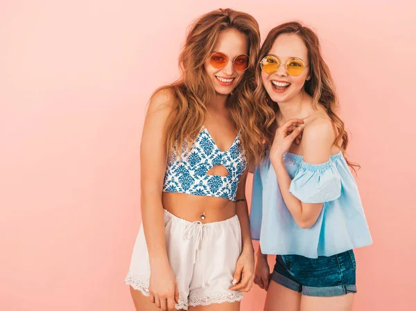 Dos Jóvenes Hermosas Chicas Hipster Sonrientes Ropa Hipster Verano Moda — Foto de Stock