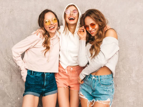 Три Молодих Красивих Усміхнених Дівчаток Хіпстерів Модному Літньому Спортивному Одязі — стокове фото