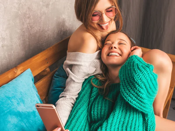 Deux Jeunes Belles Filles Souriantes Magnifiques Dans Des Vêtements Tendance — Photo