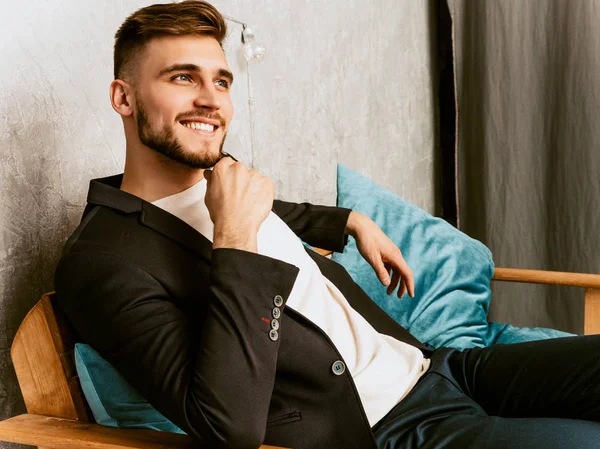 Portret Przystojny Uśmiechający Się Hipster Biznesmen Modelu Noszenia Dzień Czarny — Zdjęcie stockowe