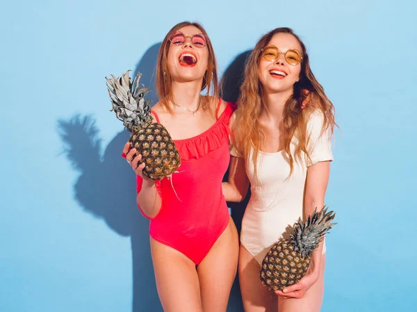 Portret Dwóch Modnie Uśmiechniętych Modeli Letnich Ubraniach Kąpielowych Dziewczyny Świeżych — Zdjęcie stockowe