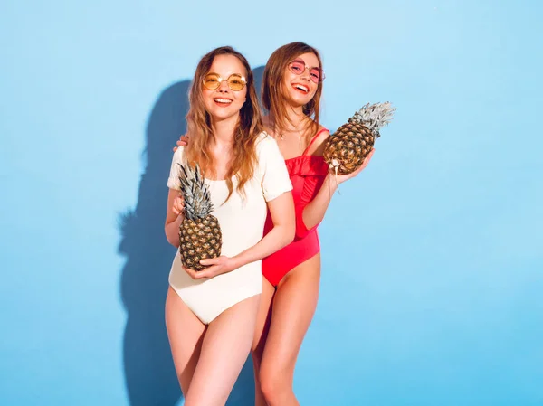 Retrato Dos Modelos Morenas Sonrientes Moda Ropa Baño Verano Chicas —  Fotos de Stock