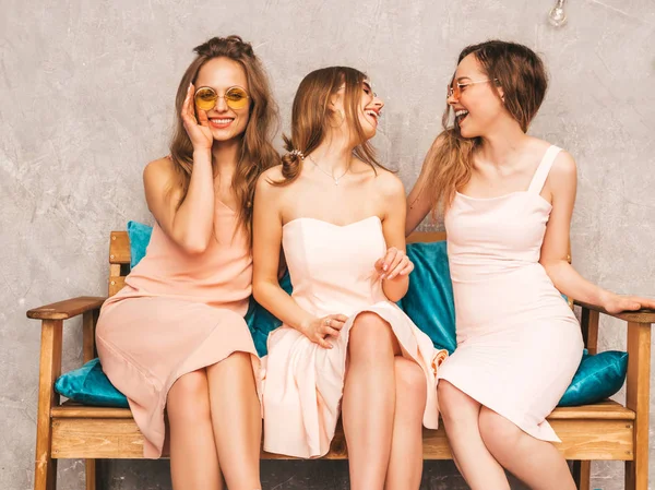 Három Fiatal Szép Mosolygó Hipster Lányok Rózsaszín Trendi Nyári Ruhákat — Stock Fotó