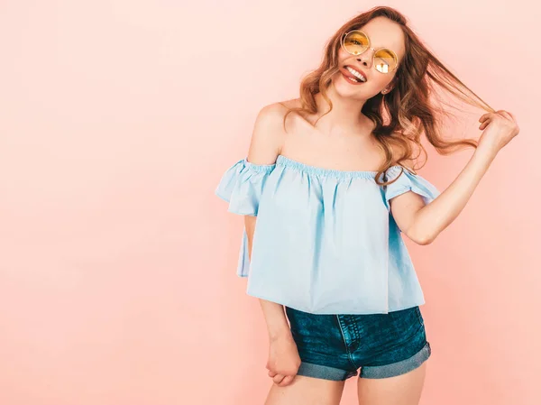 Retrato Hermoso Modelo Lindo Sonriente Gafas Sol Redondas Chica Verano —  Fotos de Stock