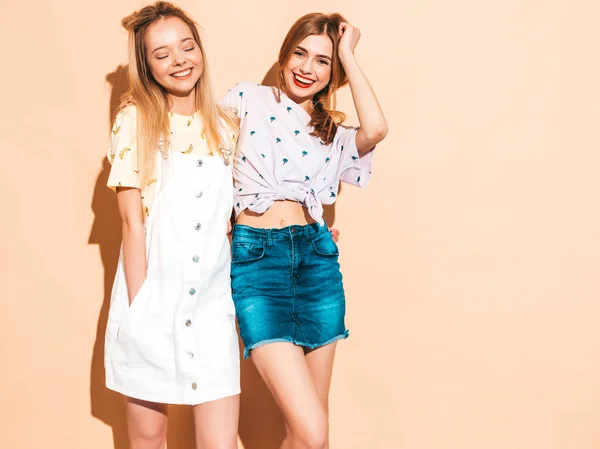 Duas Jovens Lindas Sorridentes Garotas Hipster Loiras Roupas Coloridas Camiseta — Fotografia de Stock