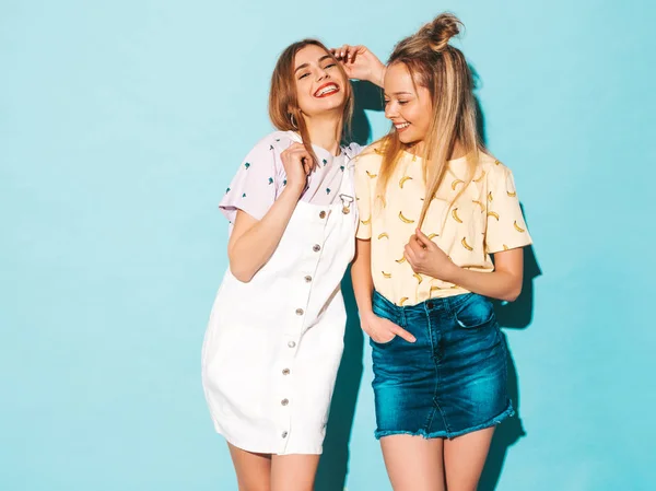 Δύο Νέοι Όμορφη Χαμογελώντας Ξανθά Hipster Κορίτσια Στην Μοντέρνα Καλοκαιρινά — Φωτογραφία Αρχείου