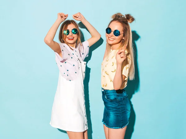 Genç Trendy Sarışın Hipster Kızlarda Gülümseyen Güzel Renkli Tişört Elbise — Stok fotoğraf
