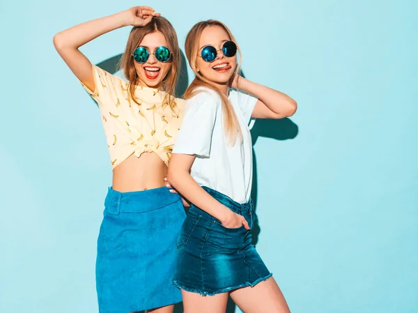 Dwie Młode Piękne Uśmiechnięte Dziewczyny Blond Hipster Modne Letnie Kolorowe — Zdjęcie stockowe