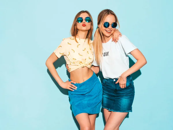 Dvě Mladé Krásné Úsměvem Blond Bokovky Dívky Trendy Letní Barevné — Stock fotografie