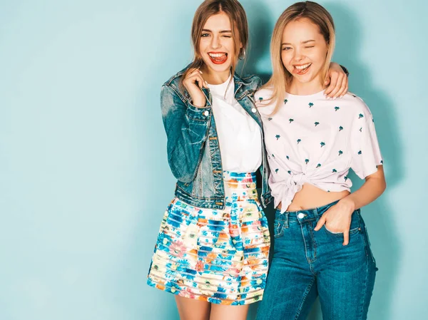 Deux Jeunes Belles Filles Blondes Hipster Souriantes Dans Des Vêtements — Photo
