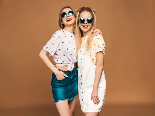 Két Fiatal Szép Mosolygós Szőke Hipster Lányok Trendi Nyári Színes — Stock Fotó
