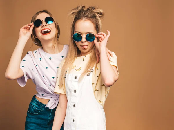 Zwei Junge Schöne Lächelnde Blonde Hipstermädchen Trendigen Sommerfarbenen Shirt Klamotten — Stockfoto