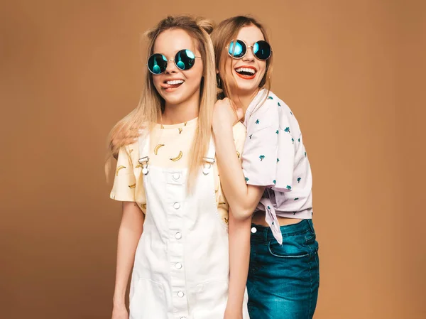 Deux Jeunes Belles Filles Blondes Hipster Souriantes Shirt Coloré Été — Photo