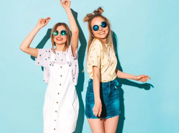 Duas Jovens Lindas Sorridentes Garotas Hipster Loiras Roupas Coloridas Camiseta — Fotografia de Stock