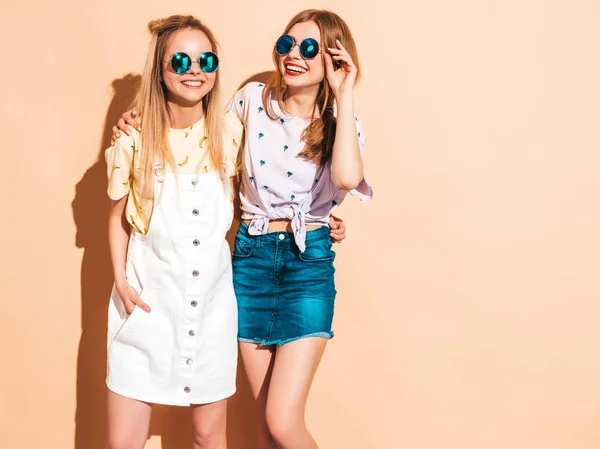 Hipster 유행에 화려한 티셔츠 평온한 라운드 선글라스에 베이지색 긍정적인 — 스톡 사진