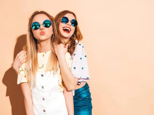 Две Молодые Красивые Улыбающиеся Блондинки Хипстерши Модной Летней Красочной Одежде — стоковое фото
