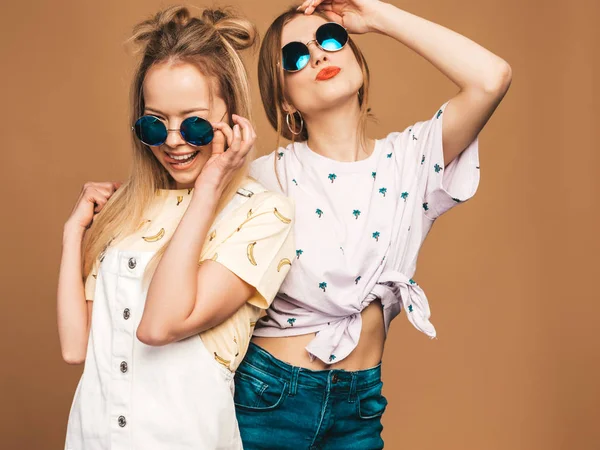 Duas Jovens Lindas Sorridentes Garotas Hipster Loiras Roupas Coloridas Camiseta — Fotografia de Stock