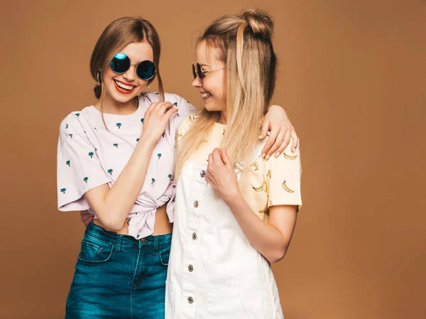 Duas Jovens Lindas Sorridentes Garotas Hipster Loiras Roupas Coloridas Camiseta — Fotografia de Stock