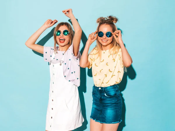 Dos Jóvenes Hermosas Sonrientes Chicas Hipster Rubias Ropa Moda Verano — Foto de Stock