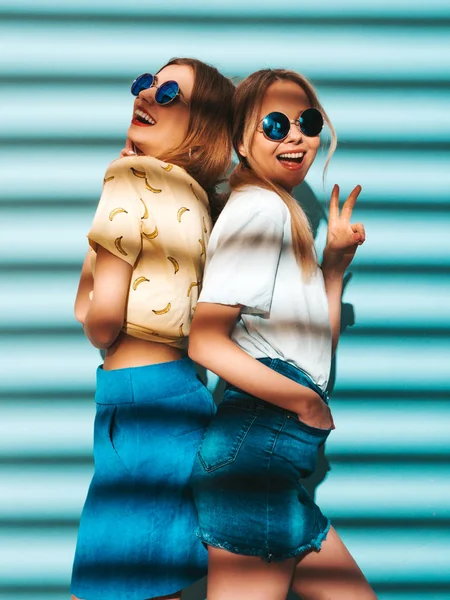 Zwei Junge Schöne Lächelnde Blonde Hipstermädchen Trendigen Sommerfarbenen Shirt Klamotten — Stockfoto