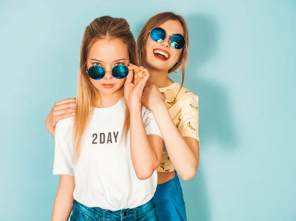 Zwei Junge Schöne Lächelnde Blonde Hipstermädchen Trendigen Sommerfarbenen Shirt Klamotten — Stockfoto