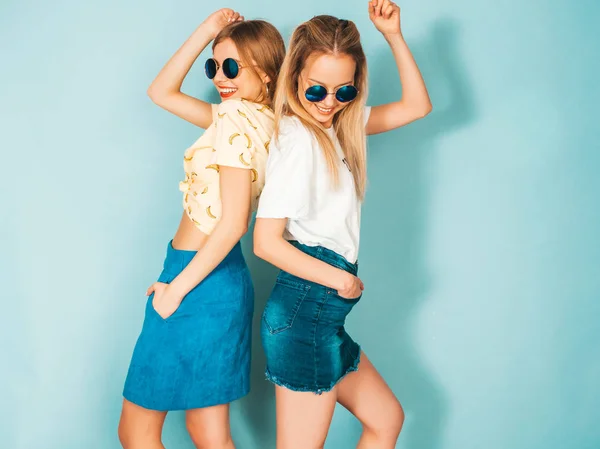 Dvě Mladé Krásné Úsměvem Blond Bokovky Dívky Trendy Letní Džíny — Stock fotografie