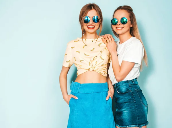 Deux Jeunes Belles Filles Blondes Hipster Souriantes Jeans Tendance Été — Photo