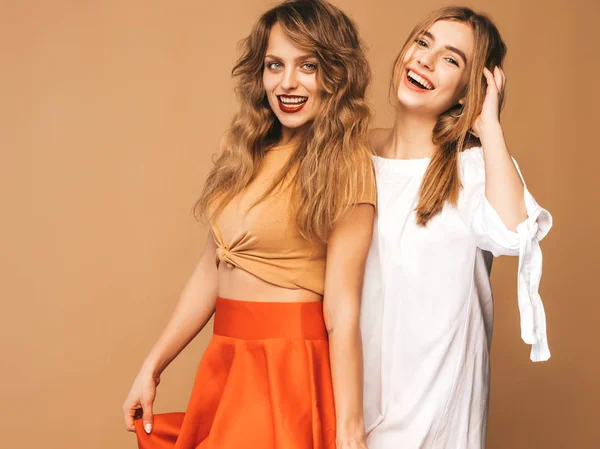 Duas Jovens Lindas Meninas Hipster Sorridentes Roupas Verão Moda Mulheres — Fotografia de Stock