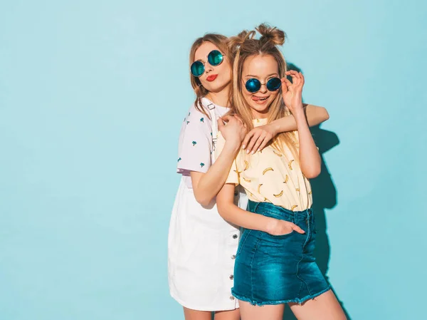 Dvě Mladé Krásné Úsměvem Blond Bokovky Dívky Trendy Letní Džíny — Stock fotografie